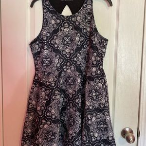 DARK NAVY AND WHITE DRESS WITH BACK CUT OUT